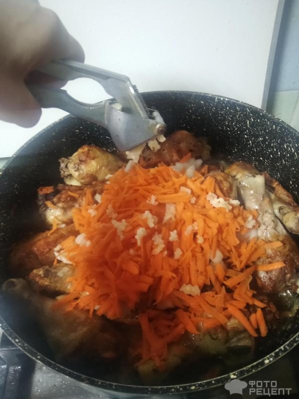 Куриные голени с луком и морковью фото