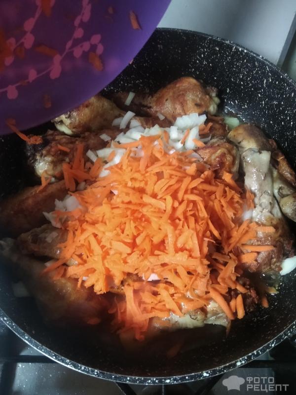 Куриные голени с луком и морковью фото