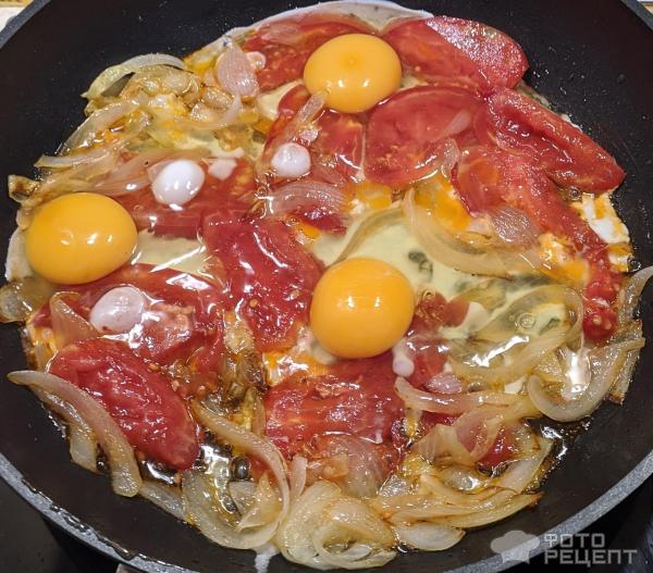 Яичница с помидорами и луком фото