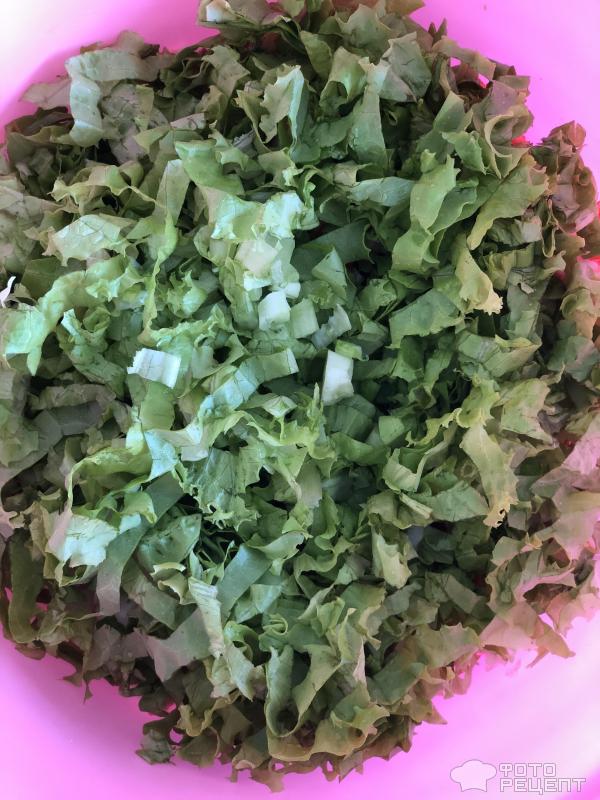 Салат с крабовыми мясом, кукурузой и листьями салата фото