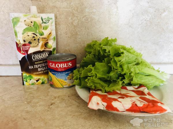 Салат с крабовыми мясом, кукурузой и листьями салата фото
