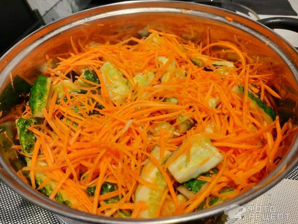 Салат из огурцов с морковью по-корейски на зиму
