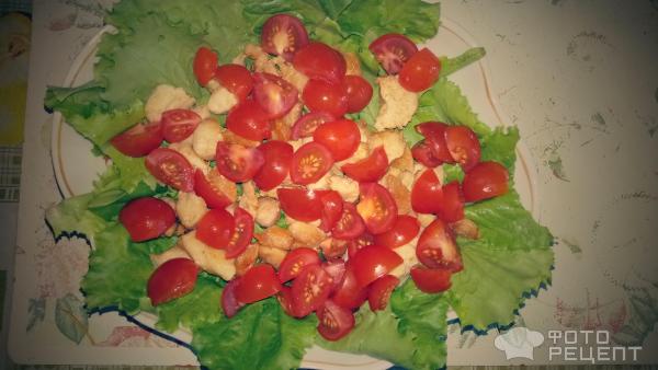 Вкусный овощной салат с пармезаном, рукколой, молодыми листьями шпината и помидорами