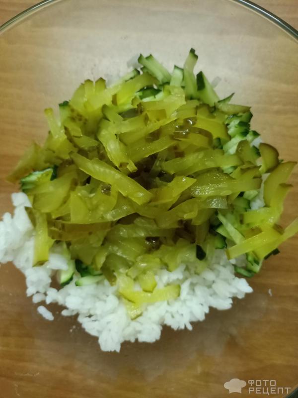 Рыбный салат с рисом и яйцом фото