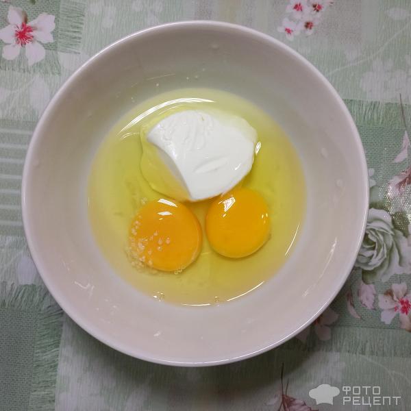 В чанушке яйца, сметана и соль
