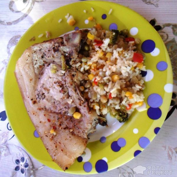 Свинина, запеченная в духовке с рисом и овощами фото