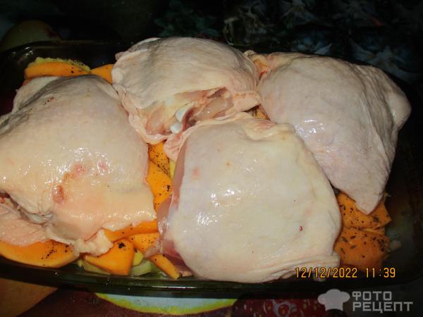 Курица, запеченная в духовке с картошкой и тыквой фото