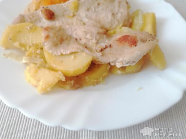 Запеченный в соусе картофель с куриным филе фото