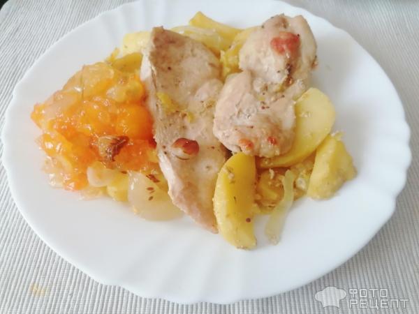 Запеченный в соусе картофель с куриным филе фото
