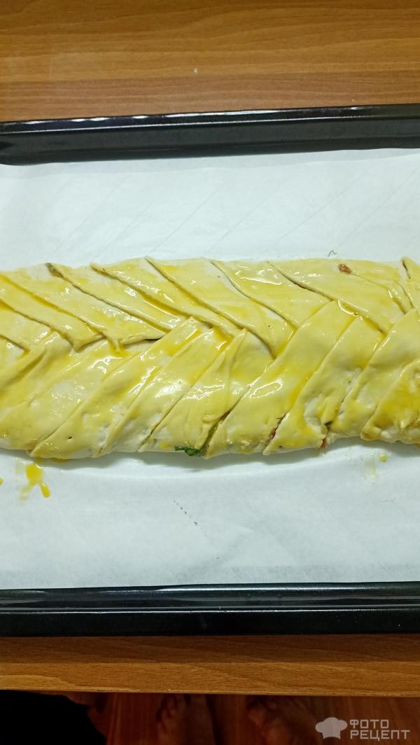 Косичка из слоеного теста с творожным сыром и шпинатом фото
