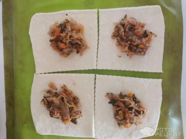 Дрожжевые пирожки с квашеной капустой: рецепт - Лайфхакер