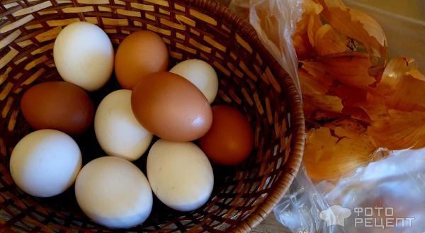 яйца к пасхе с луковой шелухой