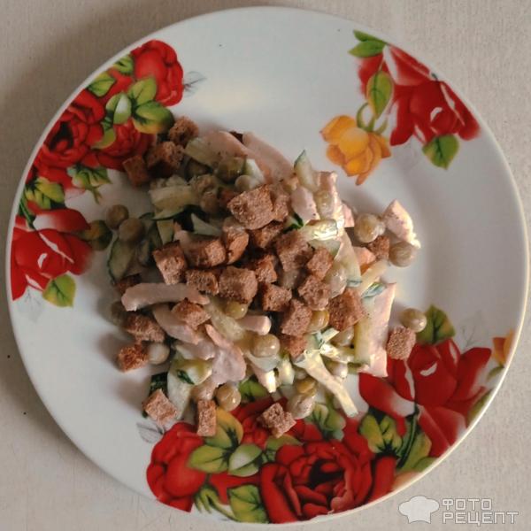 Салат со свежими огурцами, зеленым горошком и куриным филе фото