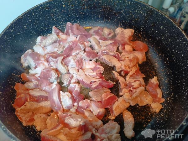 Мясо тушёное на сковороде с чесноком и хмели-сунели