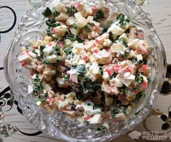 Салат с крабовым мясом и зеленым луком фото