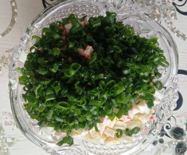 Салат с крабовым мясом и зеленым луком фото