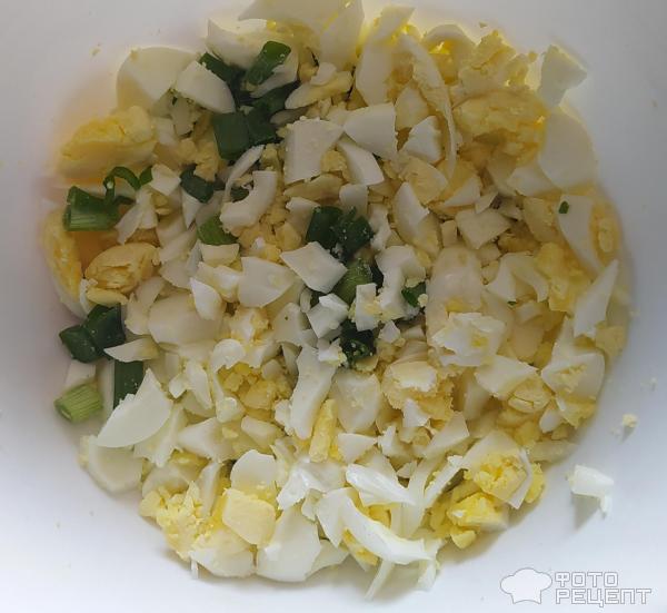 Салат из крабовых палочек с кукурузой и яйцом