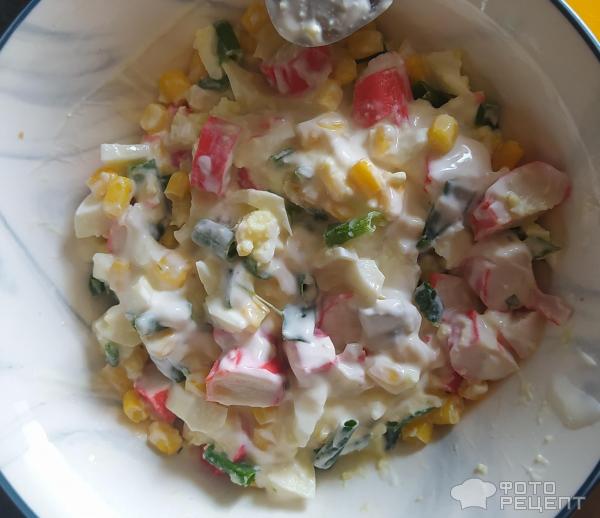 Салат из крабовых палочек с кукурузой и яйцом