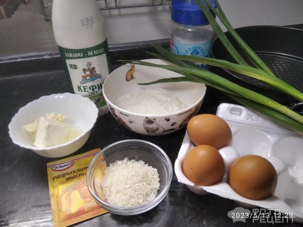 Заливной пирог с яйцом, рисом и знленым луком фото