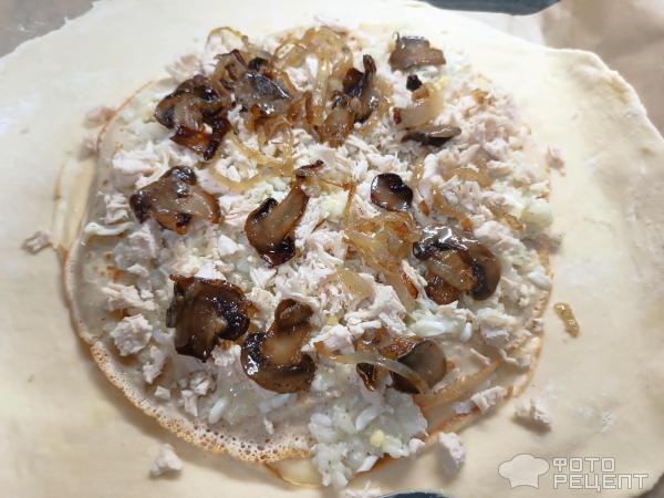 Слоеный пирог с грибами, луком, курицей, рисом фото
