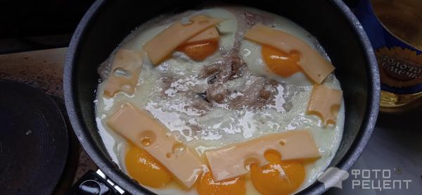 Яичница с беконом и сыром на сковороде фото