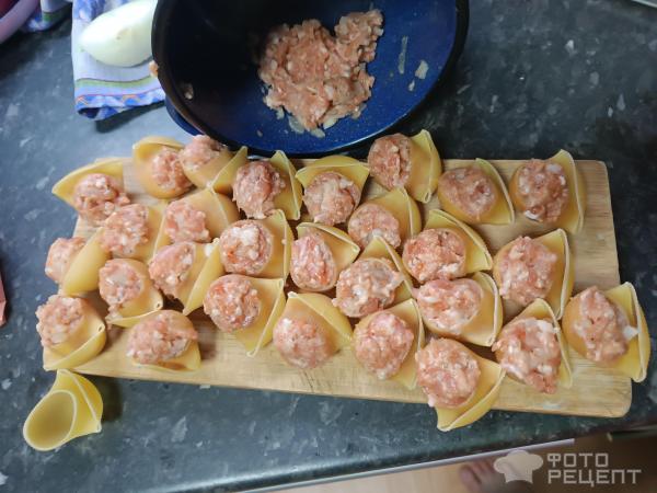 Фаршированные макароны на сковороде фото