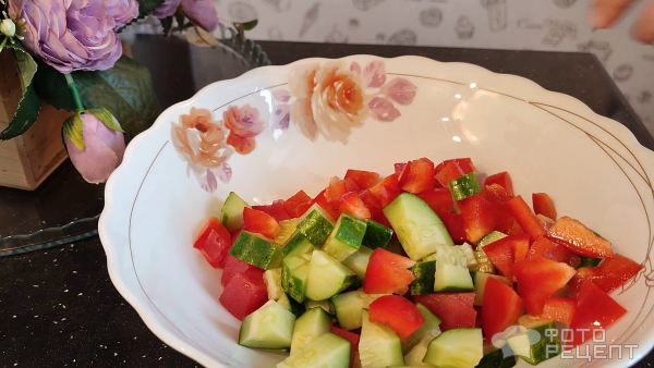 Салат с киноа, овощами и тунцом фото