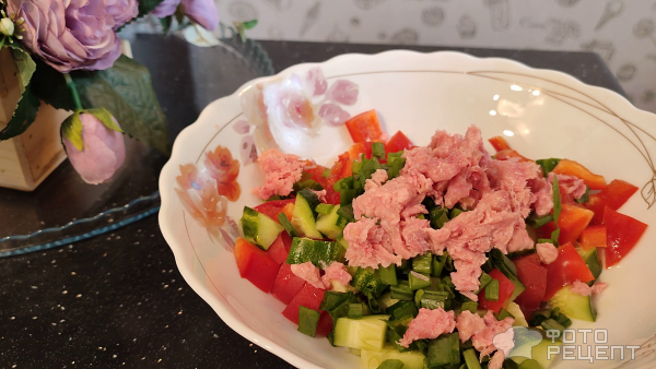 Салат с киноа, овощами и тунцом фото
