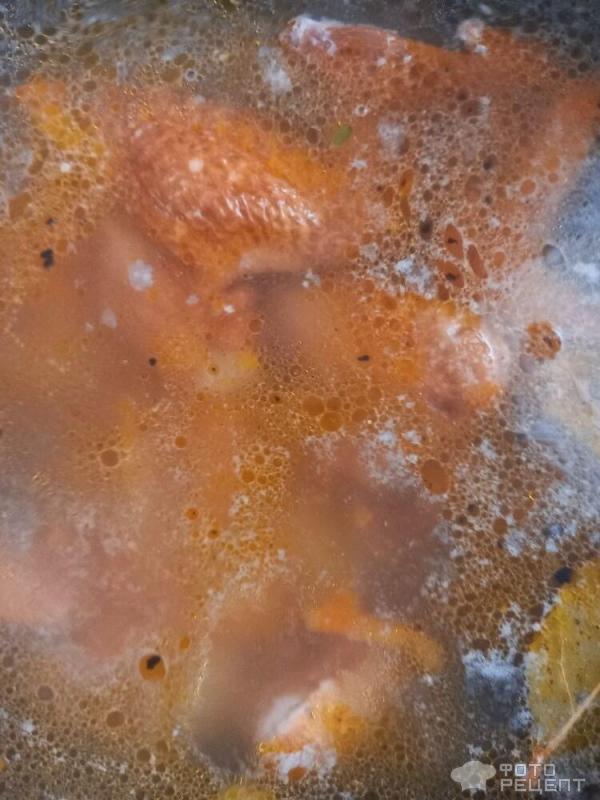 Суп из консервированного нута с копчеными куриными крылышками фото