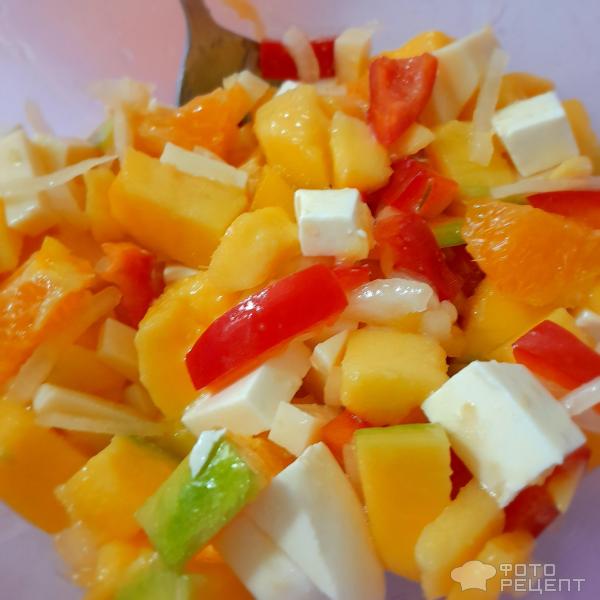 Летний салат Экзотика с манго, апельсином и моцареллой фото
