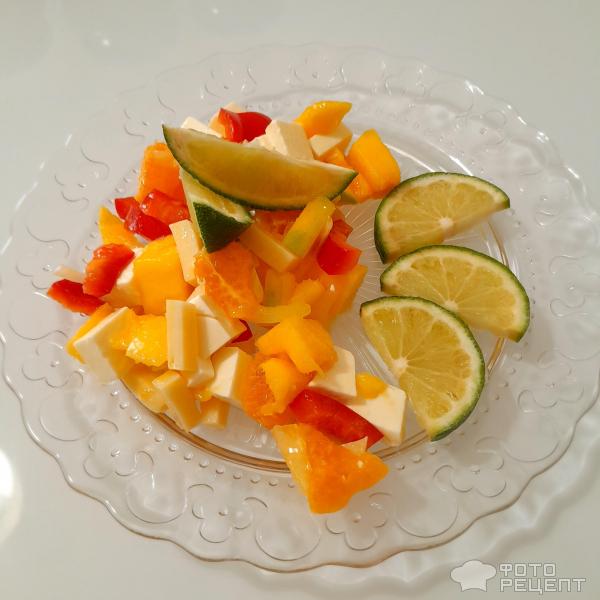 Летний салат Экзотика с манго, апельсином и моцареллой фото