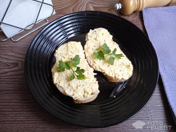 Салат с сыром, яйцами и чесноком - Лайфхакер