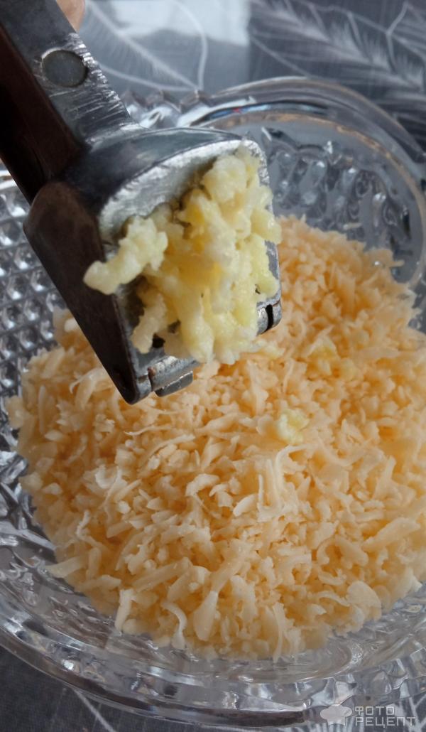 Салат из сыра с чесноком фото