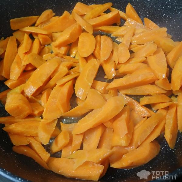 Картофель с луком, морковкой и фасолью жареная на сковороде фото