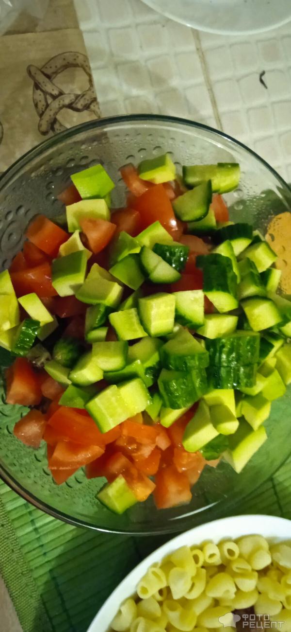 Салат из помидоров, огурца и авокадо со сметаной фото
