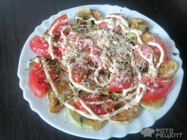Теплый салат из кабачков со свежими томатами и сыром фото
