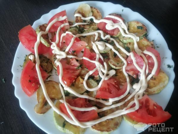 Теплый салат из кабачков со свежими томатами и сыром фото