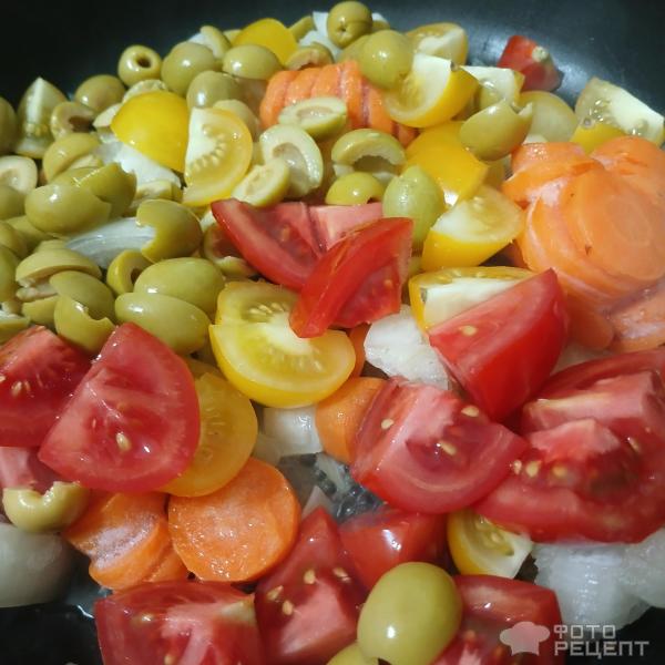 Овощная подлива с оливками и разноцветными помидорами черри фото