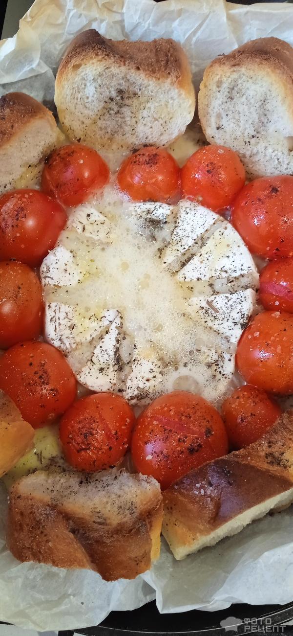 Камамбер запеченный с помидорами фото