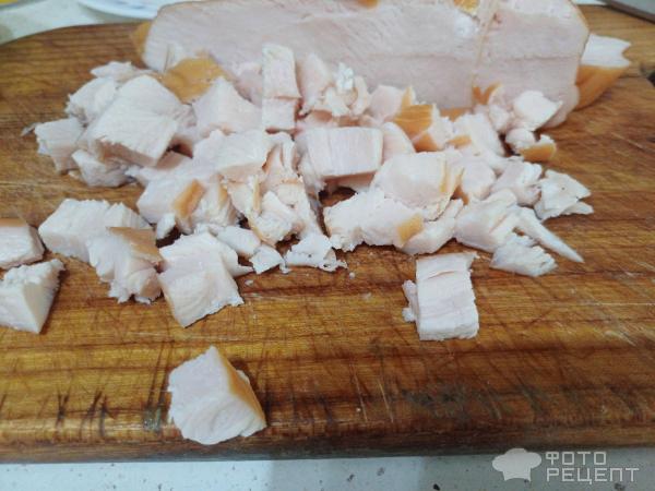 Салат из копченой курицы и ананаса фото
