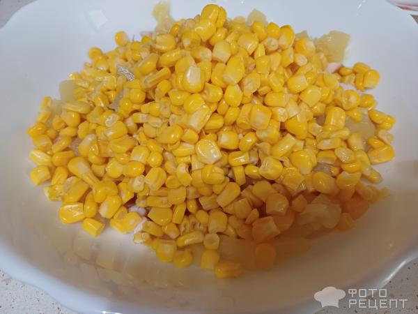 Салат из копченой курицы и ананаса фото