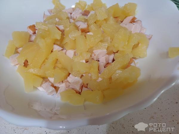 Салат из копченой курицы и ананаса фото