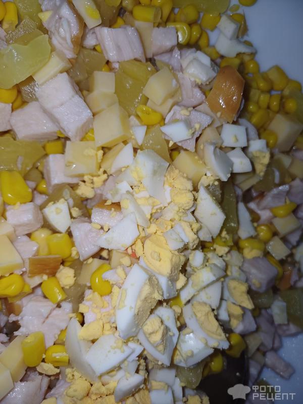 Салат из копченой курицы и ананаса фото