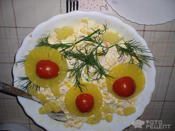 Салат из копченой курицы и ананаса фото