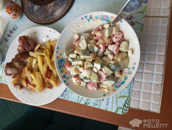 Салат огурец, помидоры черри, сыр, яйцо и майонез фото