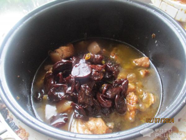 Мясо со сливами и соусом фото