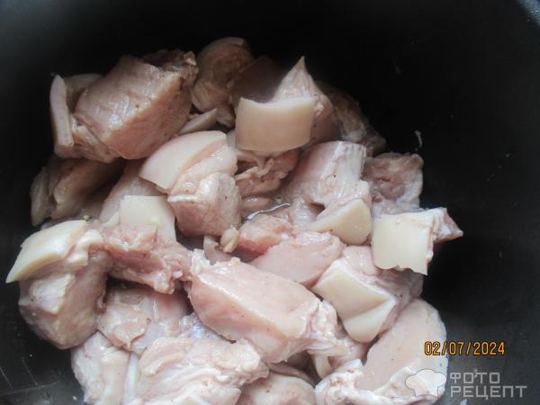 Мясо со сливами и соусом фото
