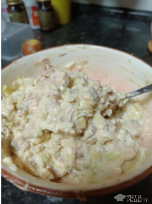 Салат с авокадо, беконом, соленым огурцом, яйцами, куриной грудкой фото