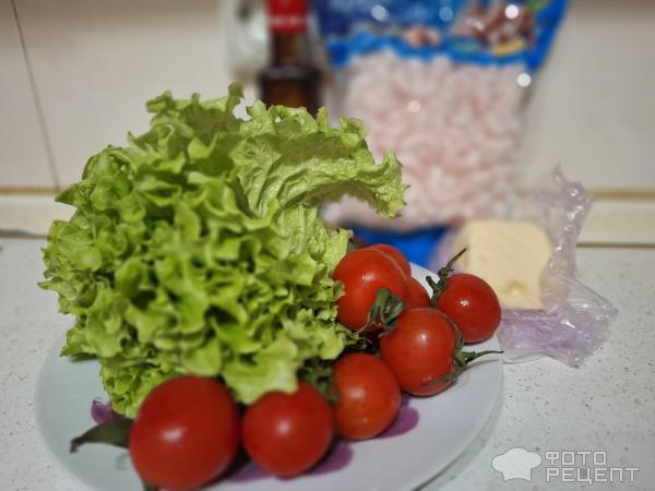 Салат из зелени, сыра, с креветками фото