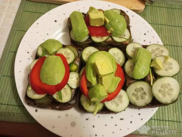 Закуска для гостей со шпротами и овощами фото